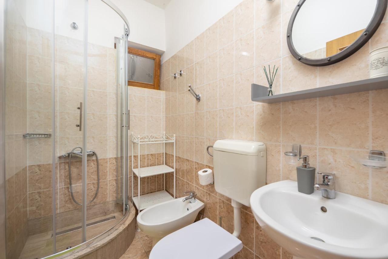 Apartment Doris Supetarska Draga Ngoại thất bức ảnh